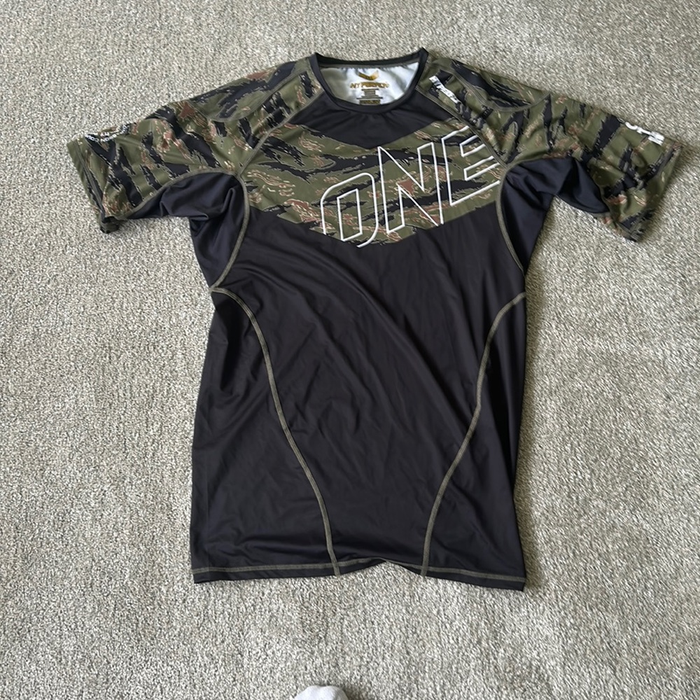 Hyperfly rash guard worn 1 time no bad smell